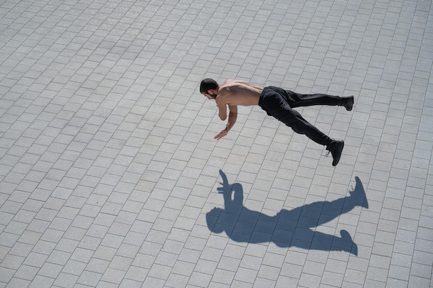 Foto un uomo che fa flessioni volando all'aperto