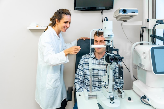 Photo man doing a routine checkup in an ophthalmologist