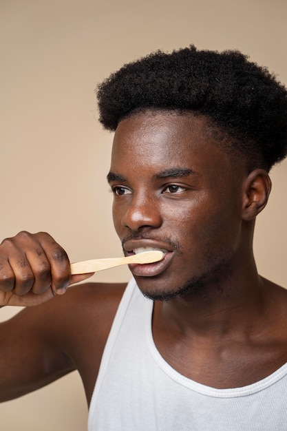 Foto uomo che fa routine di cura di sé