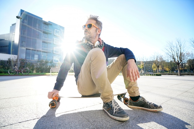 Foto uomo che fa skateboard all'aperto