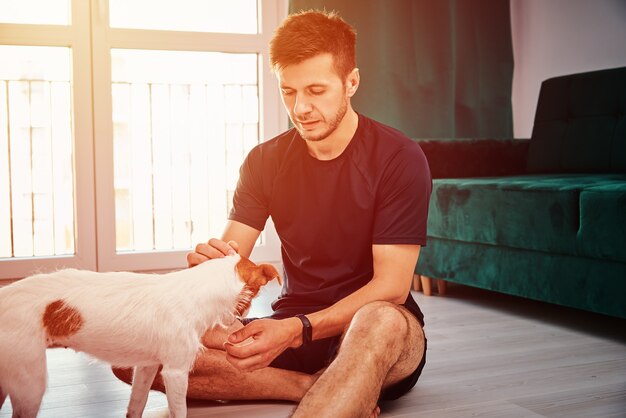 彼の犬と一緒にスポーツ運動をしている男