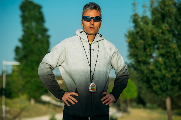 Photo man doing sport in a park