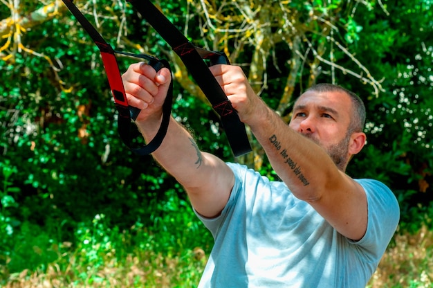 Photo man doing suspension training