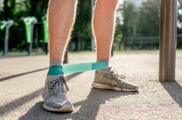 写真 屋外でトレーニングをしている男