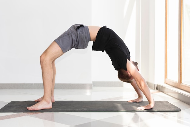 Photo man doing yoga indoor