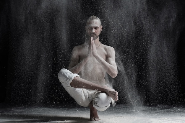 Foto uomo che fa esercizio di yoga o pilates