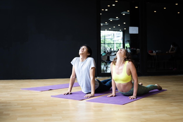 Foto uomo che fa yoga con l'istruttore che insegna gradualmente