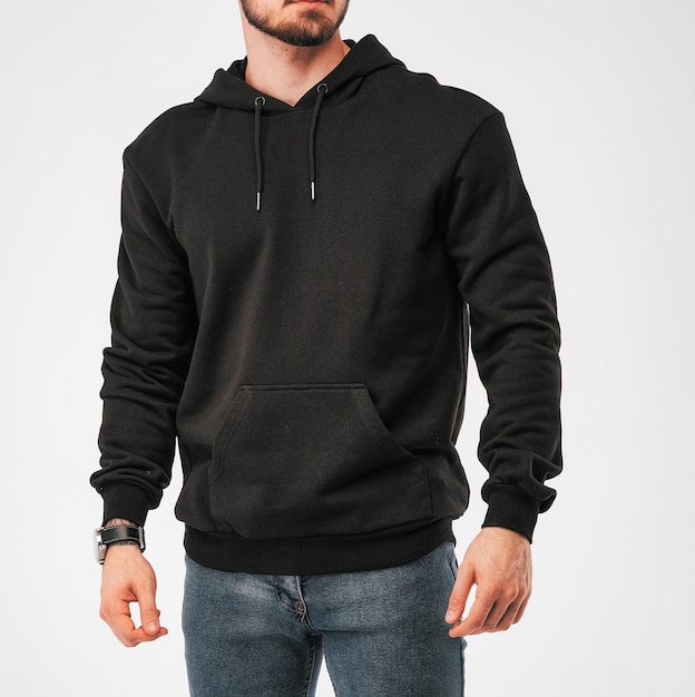 Man draagt zwarte hoodie geïsoleerde kleding mockup foto