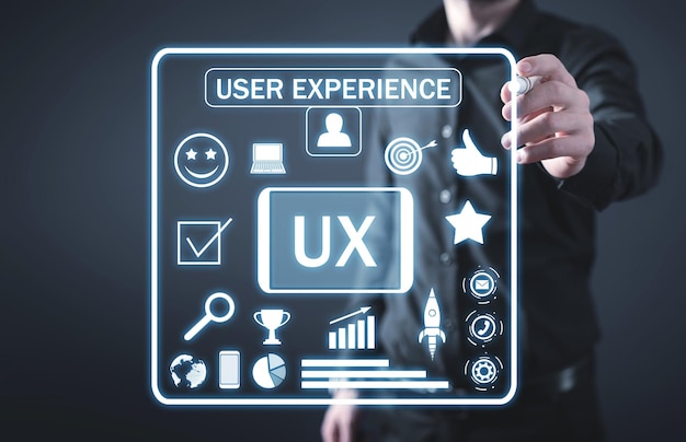 Человек рисует концепцию UX-User Experience.