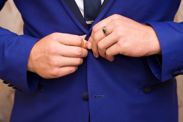 L'uomo vestito in abito blu e camicia bianca