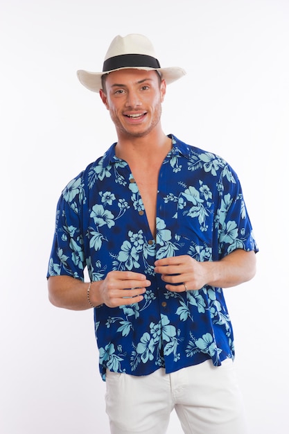 Foto uomo vestito con camicia hawaiana