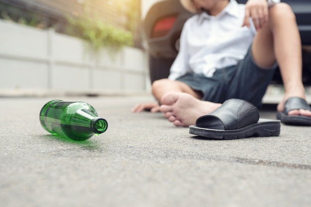 Фото Человек, употребляющий алкоголь во время вождения автомобиля