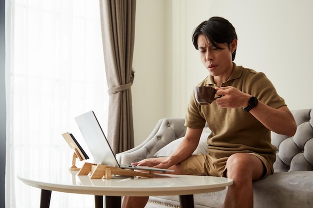 悪いコーヒーを飲む男