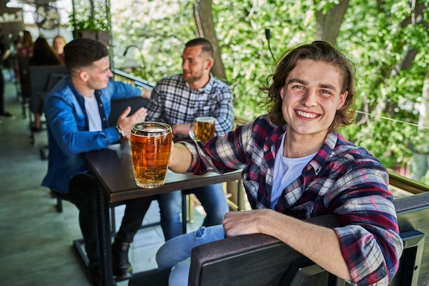 パブでビールを飲む男