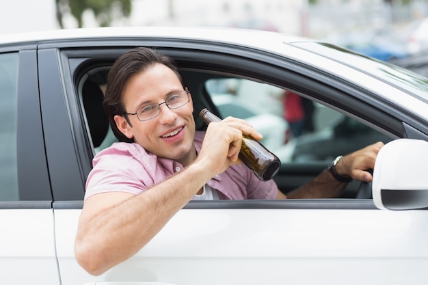 運転中にビールを飲む男