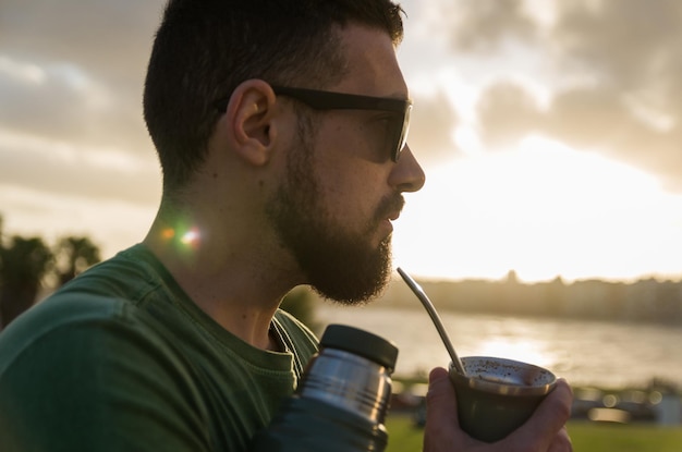 写真 チマラオ・マテを飲む男 ヤルバ・マテとホー