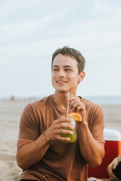 man drinking a coctel