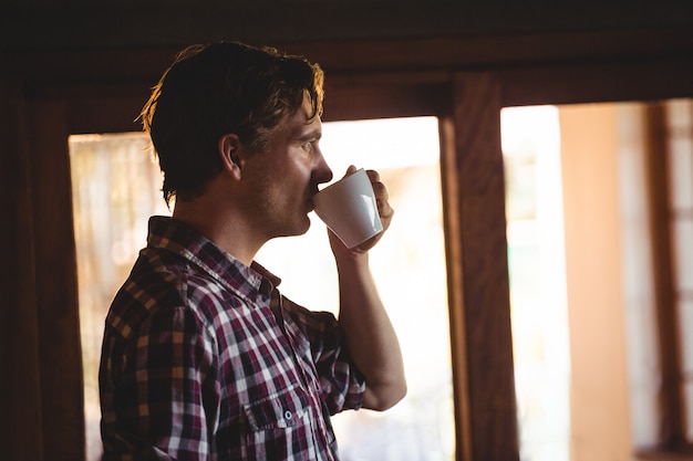 一人でコーヒーを飲む男性