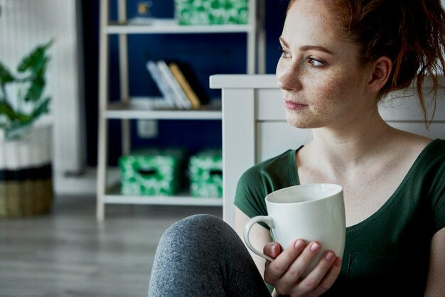 Photo man drinking coffee cup at home