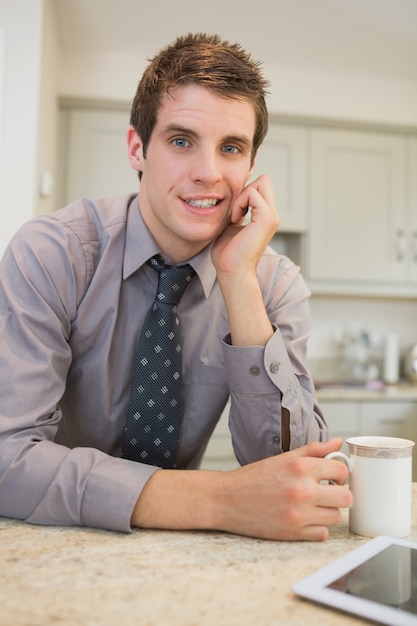 朝のコーヒーを飲む男