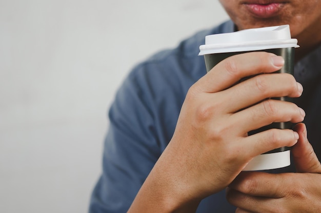 Photo man drinking coffee paper cup copy space