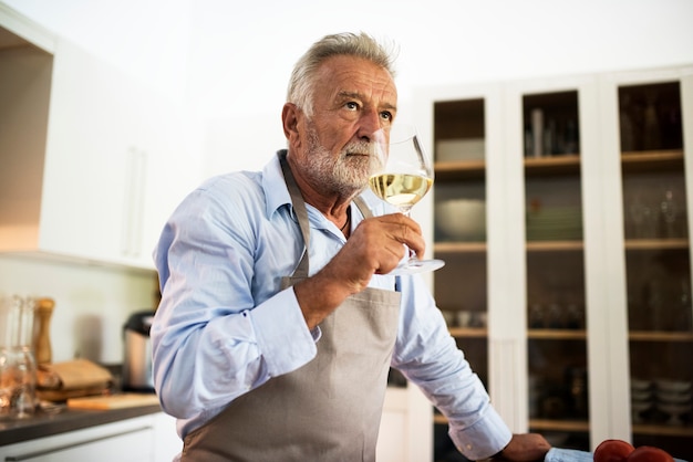 Photo a man drinking a glass of wine