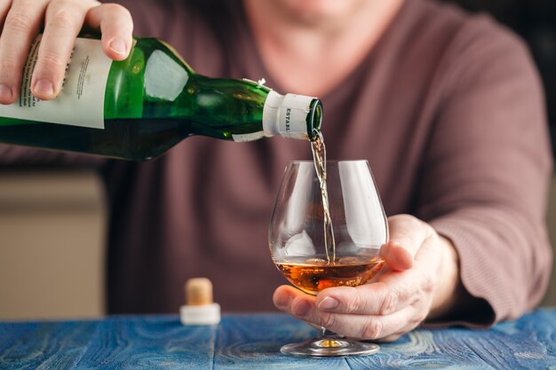 Foto uomo che beve whisky di malto nel tempo di relax