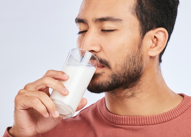 사진 칼슘 비타민과 흰색 배경에 고립 된 건강 우유 건강과 영양을 마시는 남자 유리 음료에 유제품 및 스튜디오에서 강한 뼈에 대한 건강한 다이어트와 남성 사람