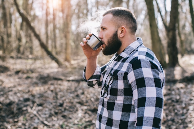 Человек пил чай в лесу