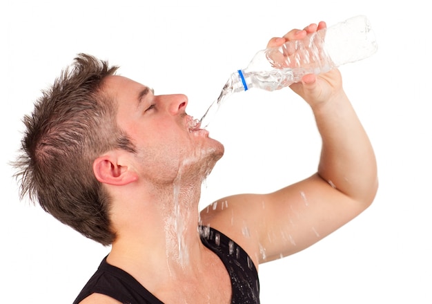 運動後の男性の飲料水