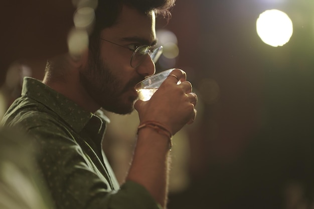 Photo a man drinking