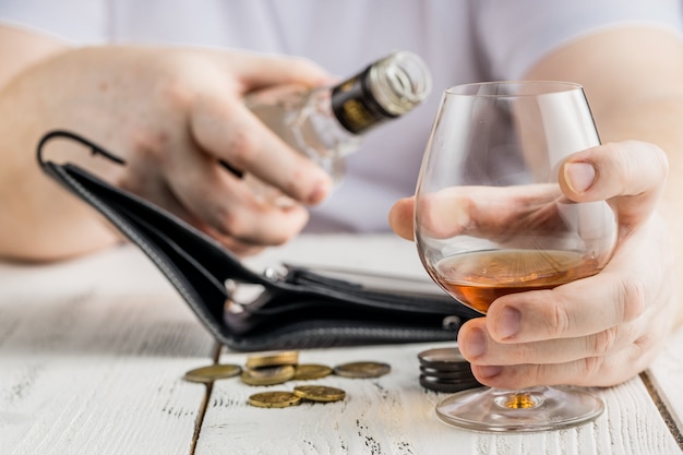 Un uomo beve alcool durante la quarantena