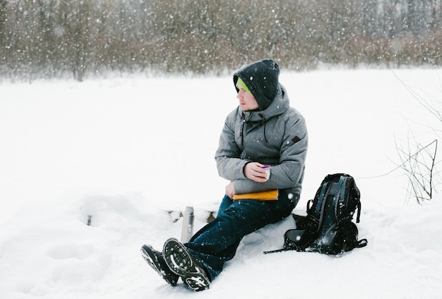 Photo man drinks tea