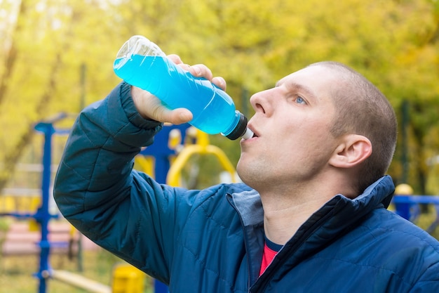 男が水を飲む