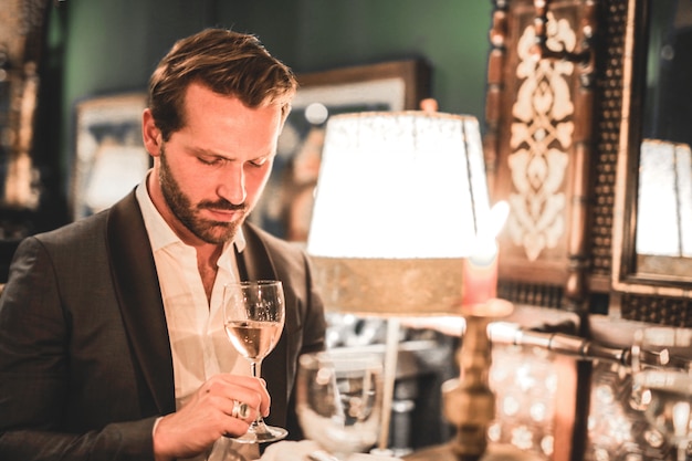 Фото Человек пьет вино в ресторане