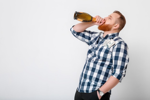 Man drinkt champagne uit fles