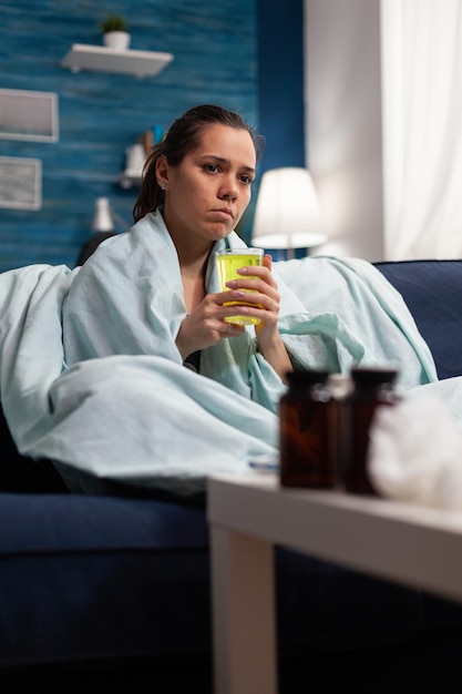 Man drinkt water terwijl hij in de keuken zit