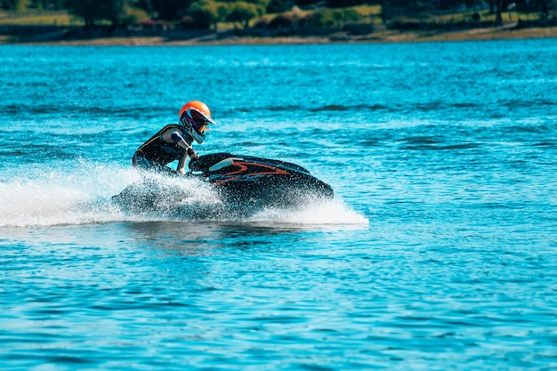 写真 湖でジェットスキーを運転する男性