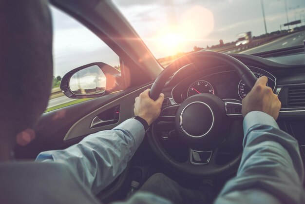 空に向かって車を運転する男