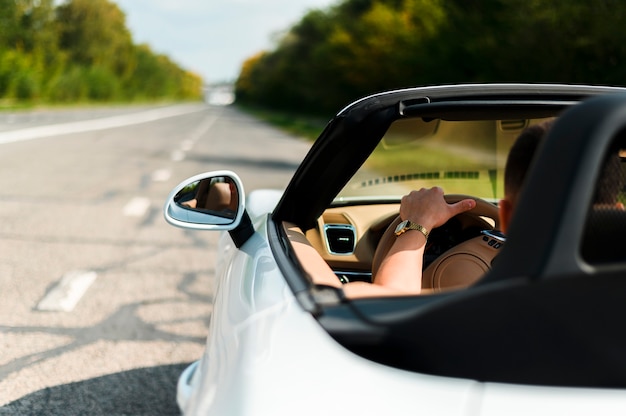 Uomo che guida il primo piano dell'automobile