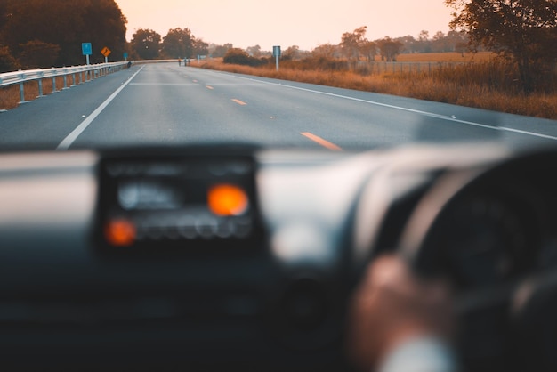 Foto uomo che guida auto in strada urbana concetto di viaggio verde acqua e tono arancione