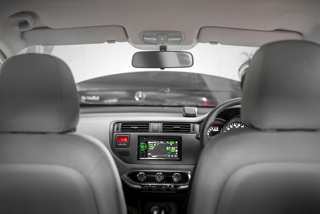 Photo man driving car with dashboard display