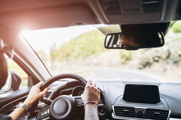 男は内側からの眺めと車を運転します。