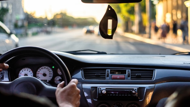 Un uomo alla guida di un'auto