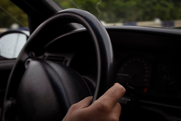 車を運転している男