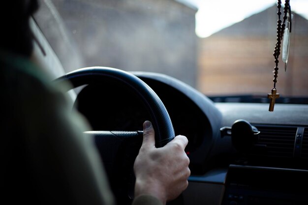 車を運転している男