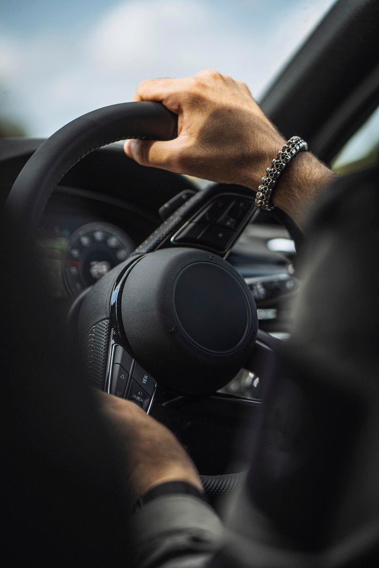 Photo man driving a car