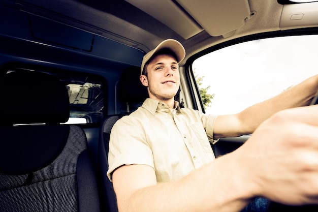 写真 デリバリーバンを運転する男性