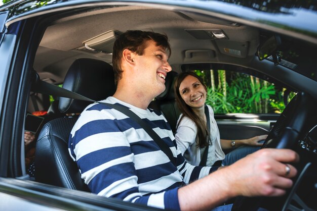 家族の車を運転する男