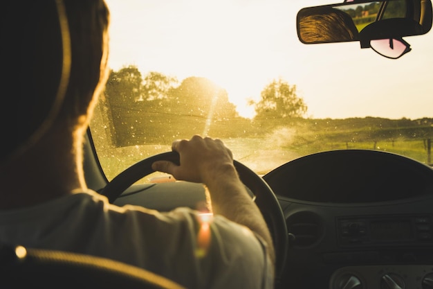 写真 田舎で運転する男